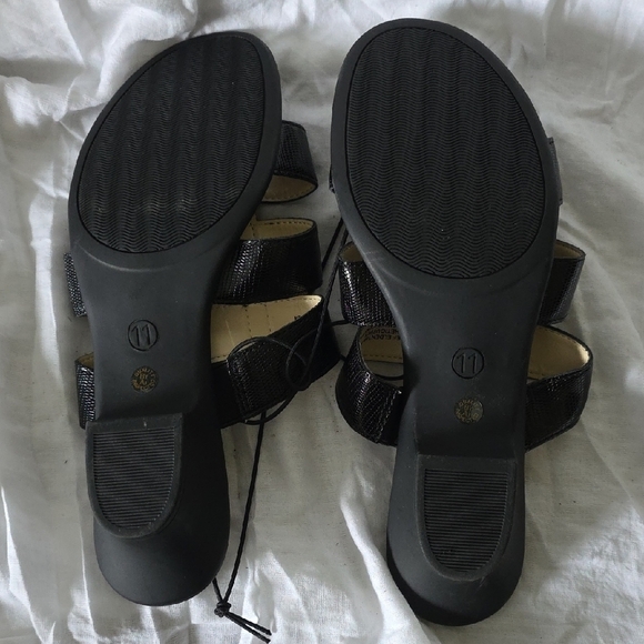 (J4) East 5th Black Sandals Slide Style - Picture 7 of 7